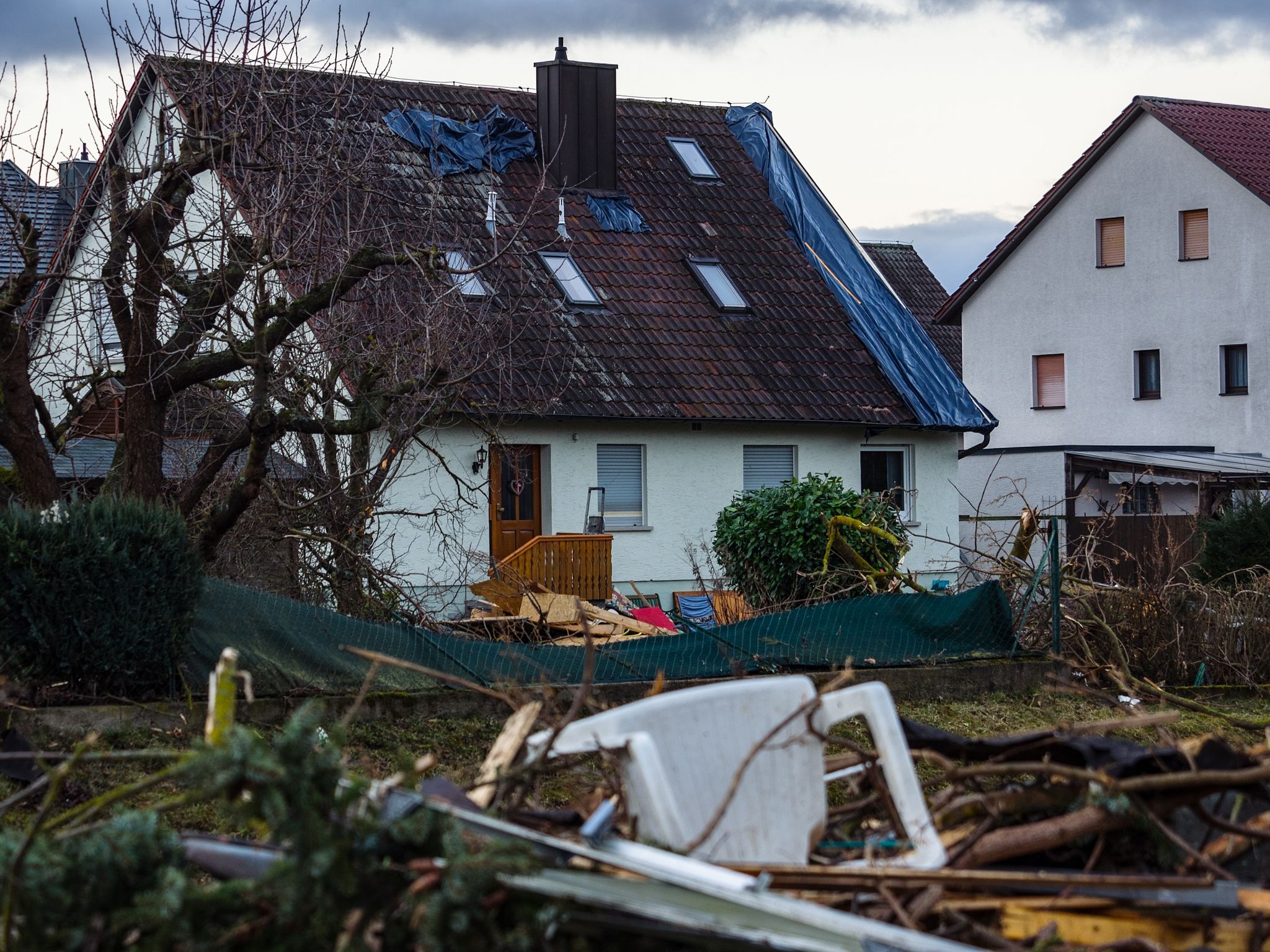 Sturmschäden am Haus: Für die Reparatur eines abgedeckten Dachs etwa kommt die Wohngebäudeversicherung auf.