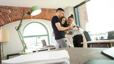 Freundschaften im Arbeitsleben können auch Probleme verursachen - etwa, wenn sich Grüppchen bilden.