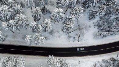 Die Kurve kriegen: Das ist im Winter nicht nur im wörtlichen Sinne gemeint wegen Glättegefahr - ein paar Tipps können zudem helfen, Sprit zu sparen und damit finanziell besser über die Runden zu kommen.