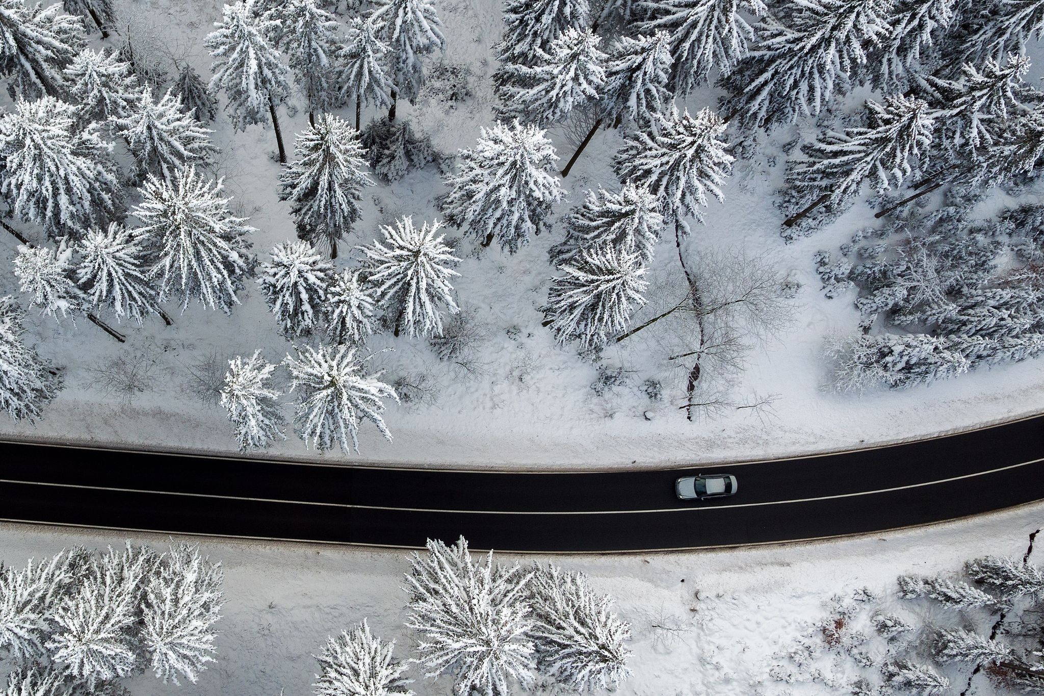 Die Kurve kriegen: Das ist im Winter nicht nur im wörtlichen Sinne gemeint wegen Glättegefahr - ein paar Tipps können zudem helfen, Sprit zu sparen und damit finanziell besser über die Runden zu kommen.