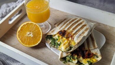 Die Weizentortillas sind gefüllt, gefaltet und gegrillt - und dürfen als Burrito zum Frühstück ans Bett serviert werden.