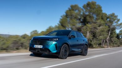 In dritter Generation auch vollelektrisch: Der neue Peugeot E-3008 fährt vor.