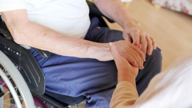 Wer pflegebedürftige Angehörige betreut, kann den sogenannten Pflegepauschbetrag in der Steuererklärung beantragen.