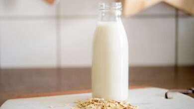 Für den Kaffee oder das Müsli am Morgen: Haferdrinks sind eine beliebte Alternative für Menschen, die keine Kuhmilch vertragen.