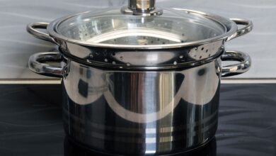 Auf dem offenen Kochtopf mit den Karotten wird ein Sieb platziert, die Brokkoli-Röschen darin hineingelegt. Darauf kommt ein Deckel.