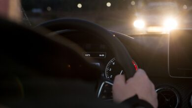 Großes Sicherheitsrisiko: Die Mehrheit der Autofahrer fühlt sich nachts durch das Licht anderer Fahrzeuge geblendet.