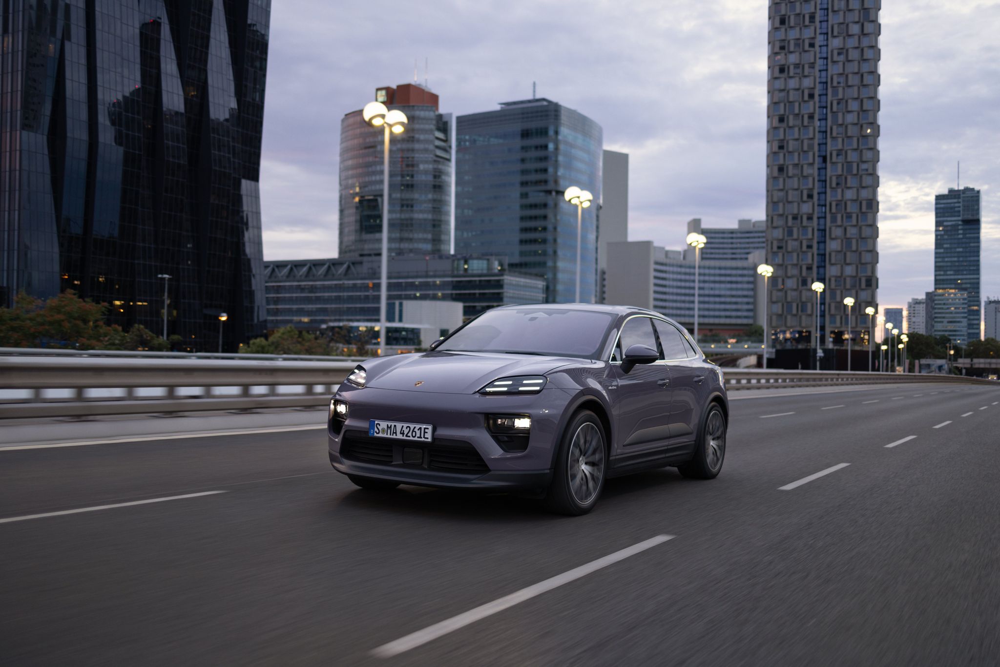 Der elektrischer Porsche Macan startet im Sommer bei 84 100 Euro.