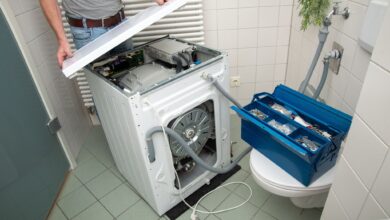 Wenn die Waschmaschine kaputt geht, kann eine Reparatur kostengünstiger sein als der Kauf eines neuen Gerätes.