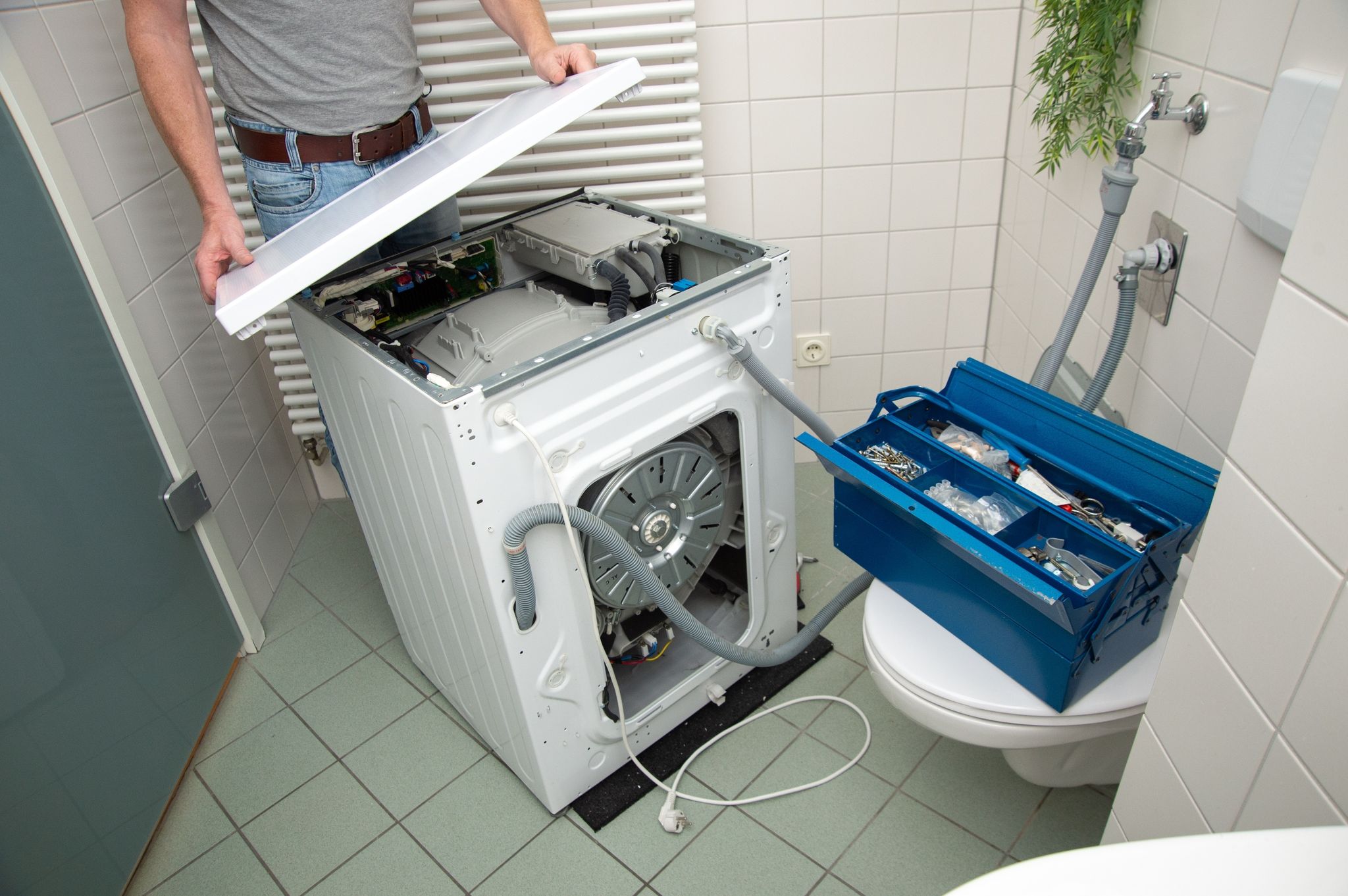 Wenn die Waschmaschine kaputt geht, kann eine Reparatur kostengünstiger sein als der Kauf eines neuen Gerätes.