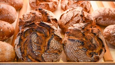 Ganze Brotlaibe bleiben länger frisch und sind länger haltbar als aufgeschnittenes Brot.