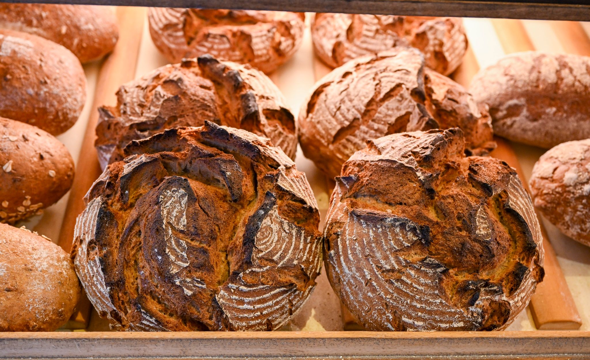 Ganze Brotlaibe bleiben länger frisch und sind länger haltbar als aufgeschnittenes Brot.