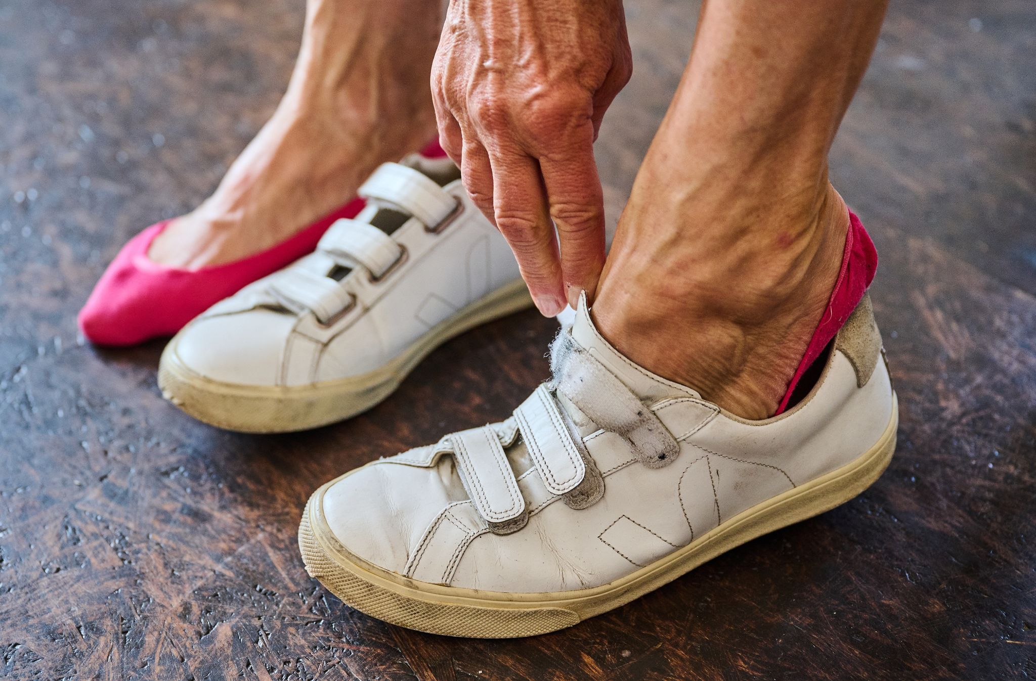 Diabetikerinnen und Diabetiker mit Nervenschäden sollten täglich ihre Füße auf Schwellungen, Rötungen oder andere Veränderungen untersuchen.