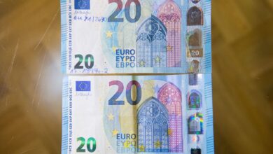 Kippen, sehen, fühlen: Wer diesen Rat beherzigt, kann auch einen gefälschten 20-Euro-Schein (oben) von einem echten unterscheiden.