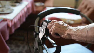 46 Prozent der pflegebedürftigen Personen leben laut einer Umfrage des ZQP in Wohnungen mit einigen, vielen oder sogar sehr vielen Barrieren.