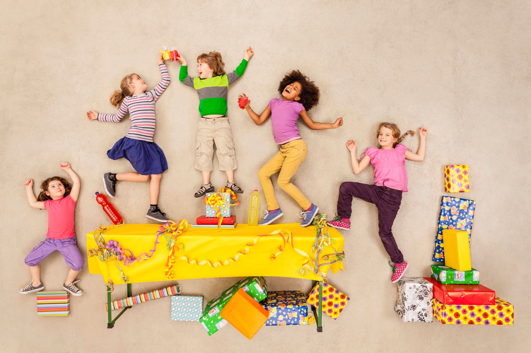 Kindergeburtstage scheinen immer mehr nach dem Motto gefeiert werden: Höher, weiter, spektakulärer. Das macht Eltern Druck.