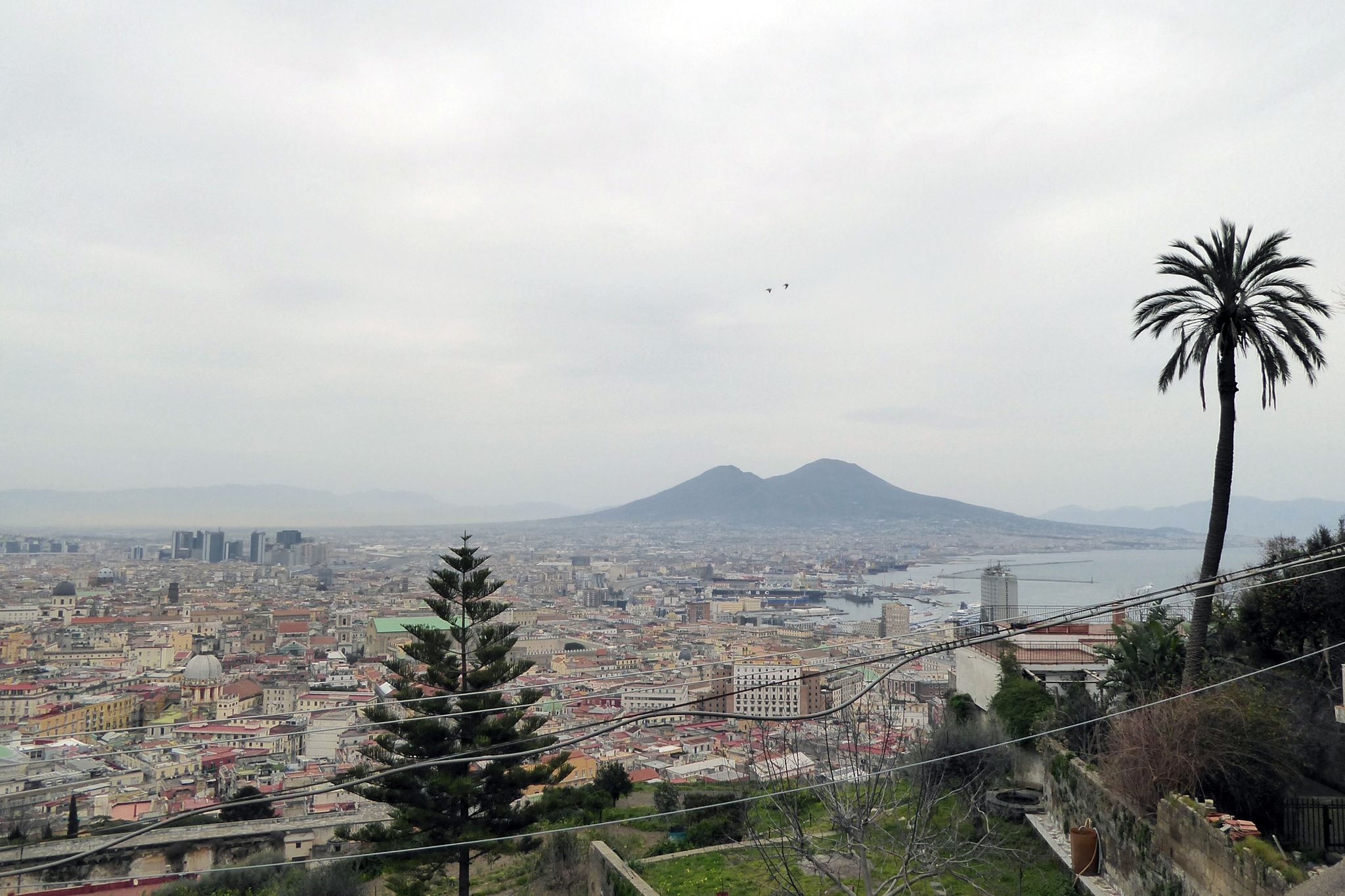 Hinauf auf das Castel Sant'Elmo: Nirgendwo ist der Ausblick auf Neapel und den Vesuv schöner.