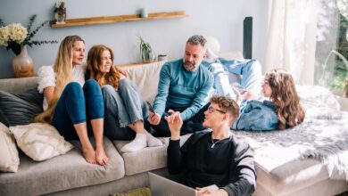 Gemütlich auf der Familiencouch entspannen - auch hier ist es wichtig, die Position regelmäßig zu wechseln, um Rückenschmerzen zu vermeiden.
