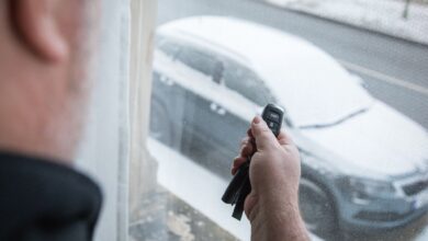 Bei diesem Anblick aus dem Fenster ahnt man schon: Heute muss gekratzt werden. (zu dpa: «Wie eine Wärmflasche Autofahrern im Winter helfen kann»)