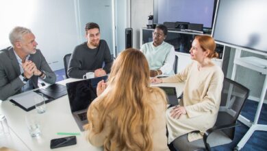 In Meetings ist es wichtig, mit Feingefühl einen Einwand konstruktiv zu formulieren, um eine positive und produktive Diskussion zu fördern.