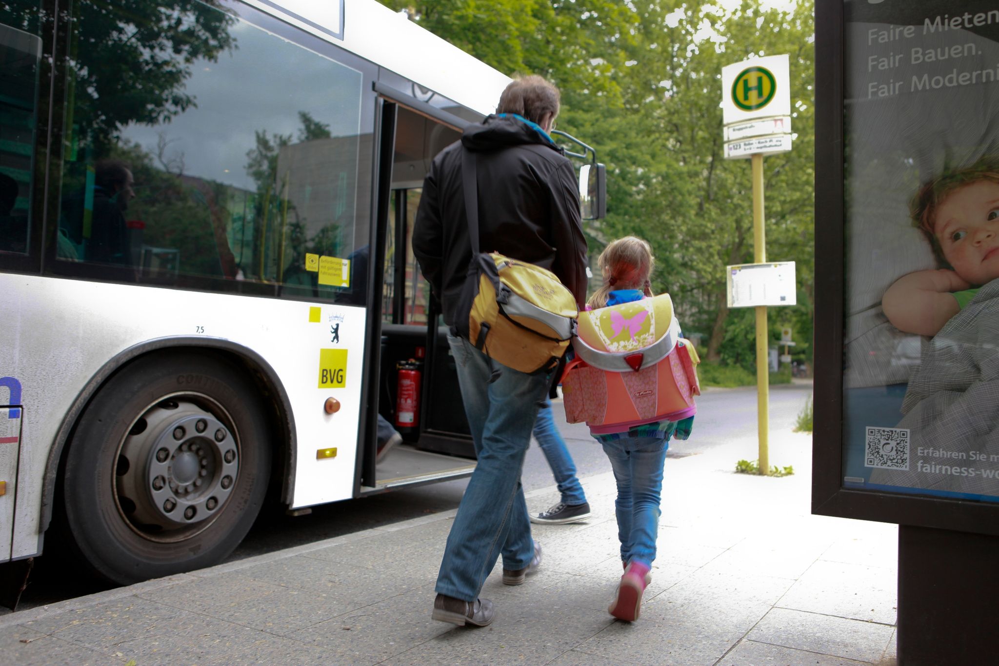 Aus Gründen der Sicherheit: Wie andere Fahrzeuge an haltenden Schul- und Linienbussen vorbeifahren dürfen, ist genau geregelt.