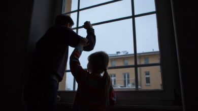 Hat ein Elternteil eine Depression, sollte mit den Kindern offen darüber gesprochen werden.