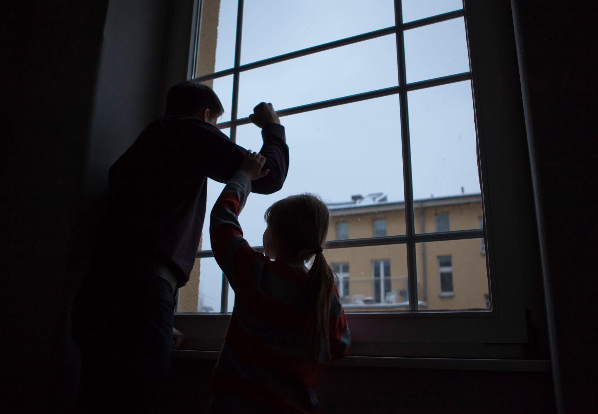 Hat ein Elternteil eine Depression, sollte mit den Kindern offen darüber gesprochen werden.