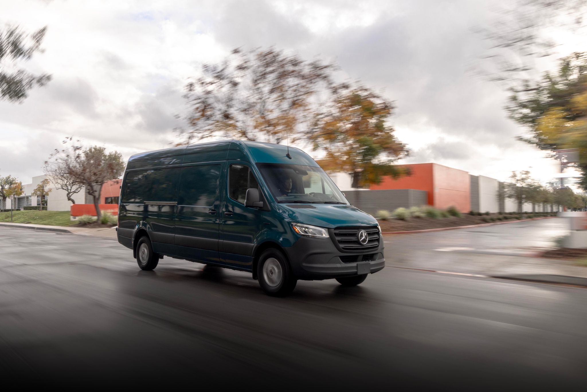 Elektrisches Update: Mercedes hat seinen eSprinter überarbeitet und mit einem verbesserten E-Antrieb und größeren Batterien ausgestattet. (zu dpa: «Neuer Mercedes eSprinter kommt mit deutlich mehr Reichweite»)