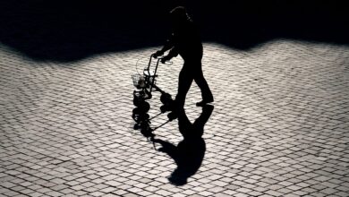 Begegnet man auf der Straße einer Person, die verwirrt und orientierungslos wirkt, sollte man sich nicht scheuen, die Polizei zu informieren.