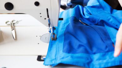 Die Outdoor-Jacke hat einen Riss oder braucht einen neuen Reißverschluss? Einige Hersteller - hier bei Vaude - bieten für solche und ähnliche Fälle Reparaturdienste oder Repair-Workshops an.