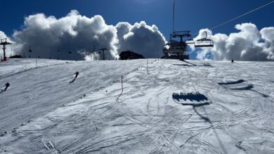 Schneebedeckte Pisten und strahlender Sonnenschein im Skigebiet bei Gerlitzen.