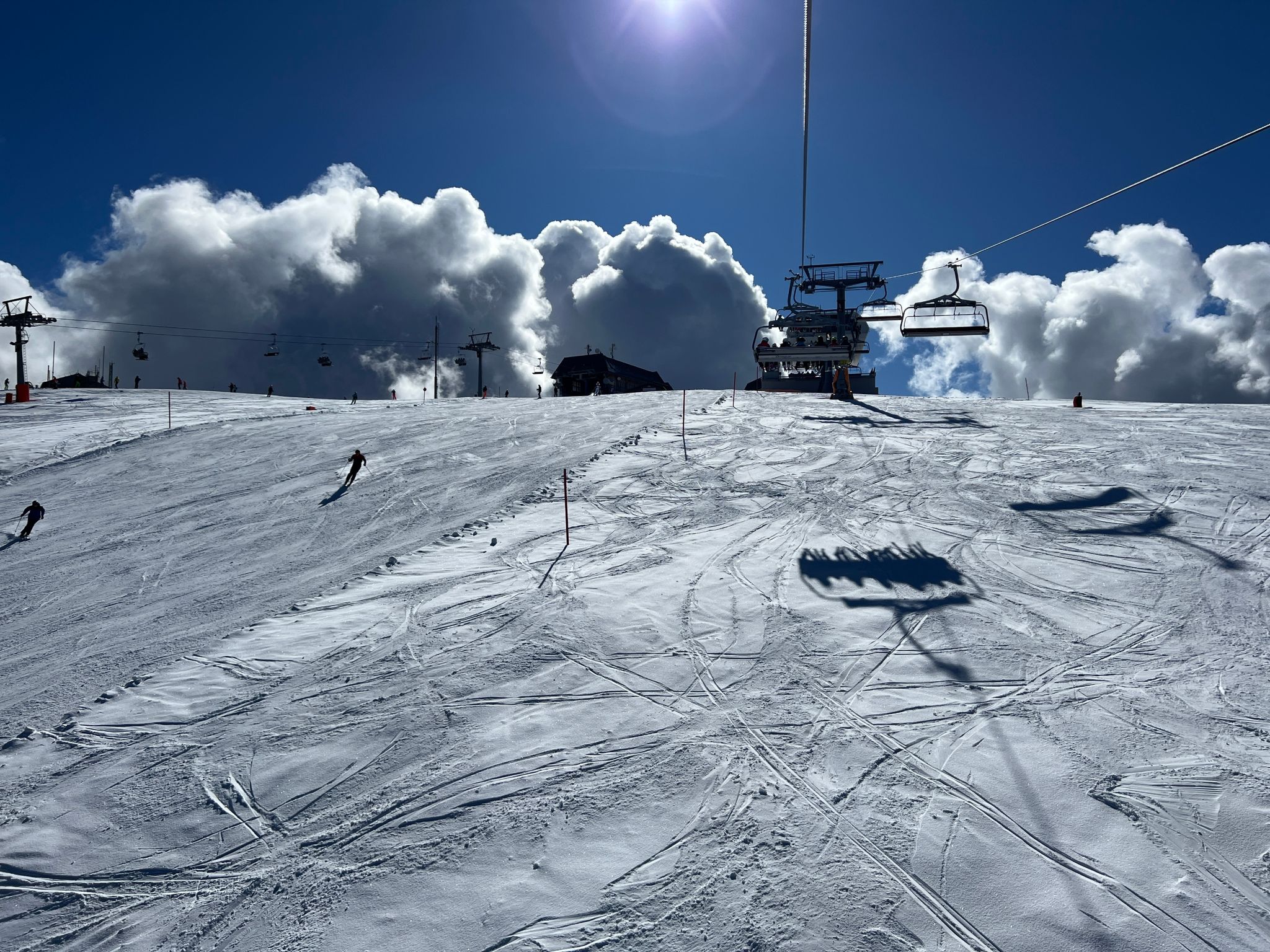 Schneebedeckte Pisten und strahlender Sonnenschein im Skigebiet bei Gerlitzen.