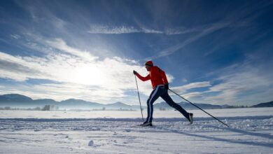 Langlaufski sind schmaler und leichter als Alpin-Ski. Welche Länge die richtige ist, hängt neben dem Fahrstil und der Körpergröße auch vom Gewicht ab.