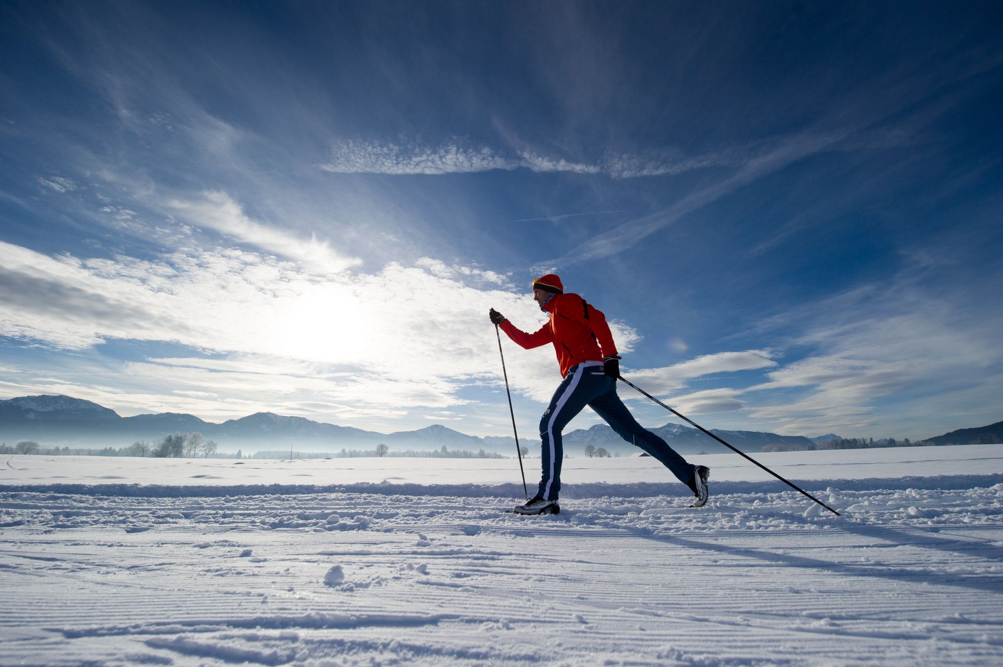 Langlaufski sind schmaler und leichter als Alpin-Ski. Welche Länge die richtige ist, hängt neben dem Fahrstil und der Körpergröße auch vom Gewicht ab.