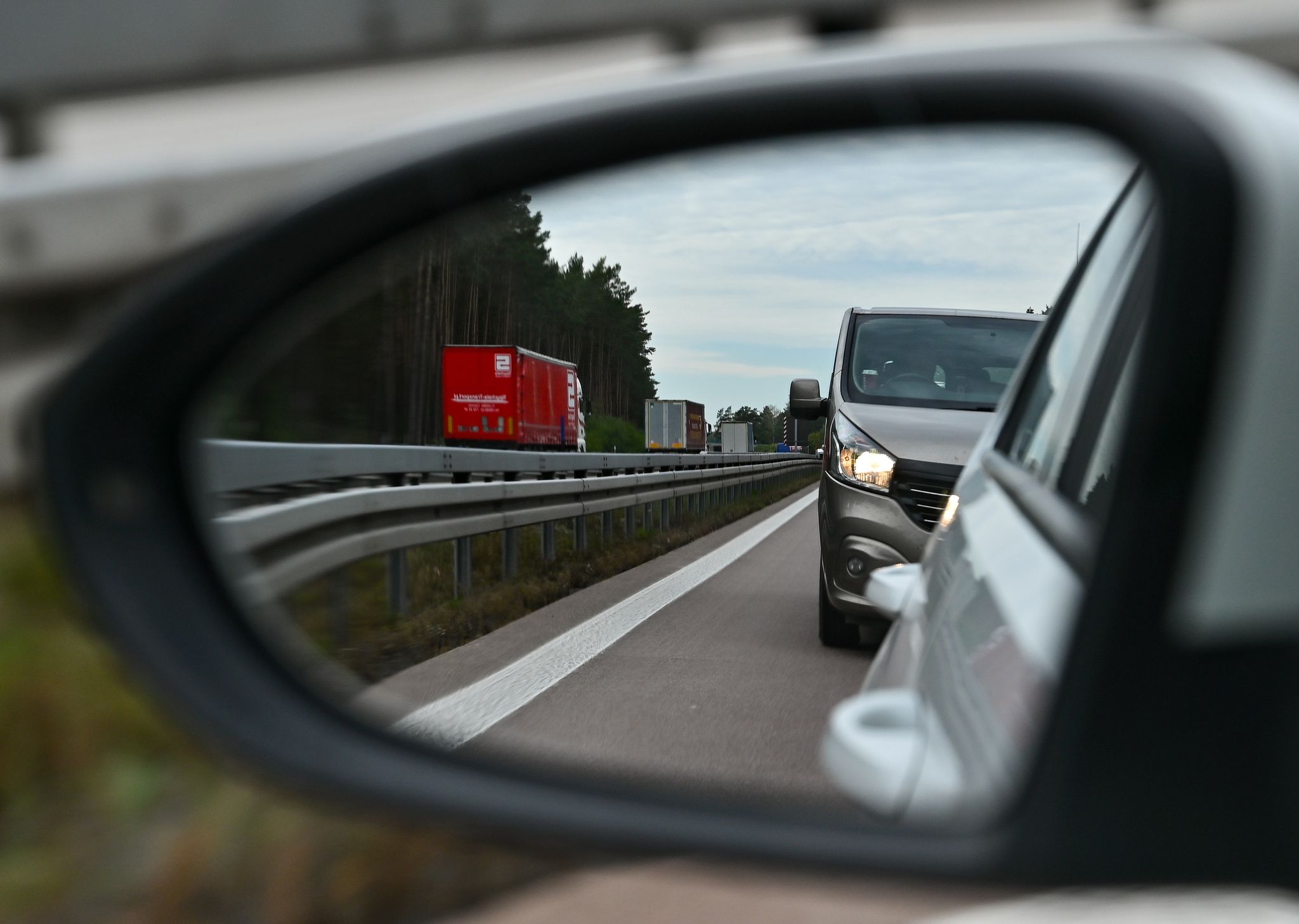 Drängler im Außenspiegel: Ausreichend Abstand zu halten, ist für die Sicherheit aller Verkehrsteilnehmer entscheidend.
