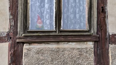 Alt und renovierungsbedürftig? Eine in die Jahre gekommene Immobilie auf den aktuellen Stand zu bringen, kann ins Geld gehen. Um Eigentümerinnen und Eigentümern Anreize zu bieten, es dennoch anzugehen, gibt es verschiedene Fördermaßnahmen.