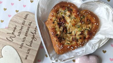 Mit einer Ei-Käse-Masse wird die Brezel zum Herz.