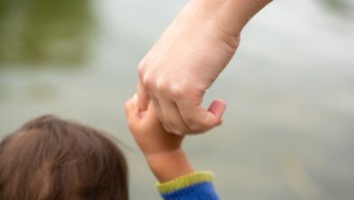 Hat ein Ehepartner vor der Heirat die Existenz eigener Kinder verschweigen, kann das eine Eheaufhebung rechtfertigen.