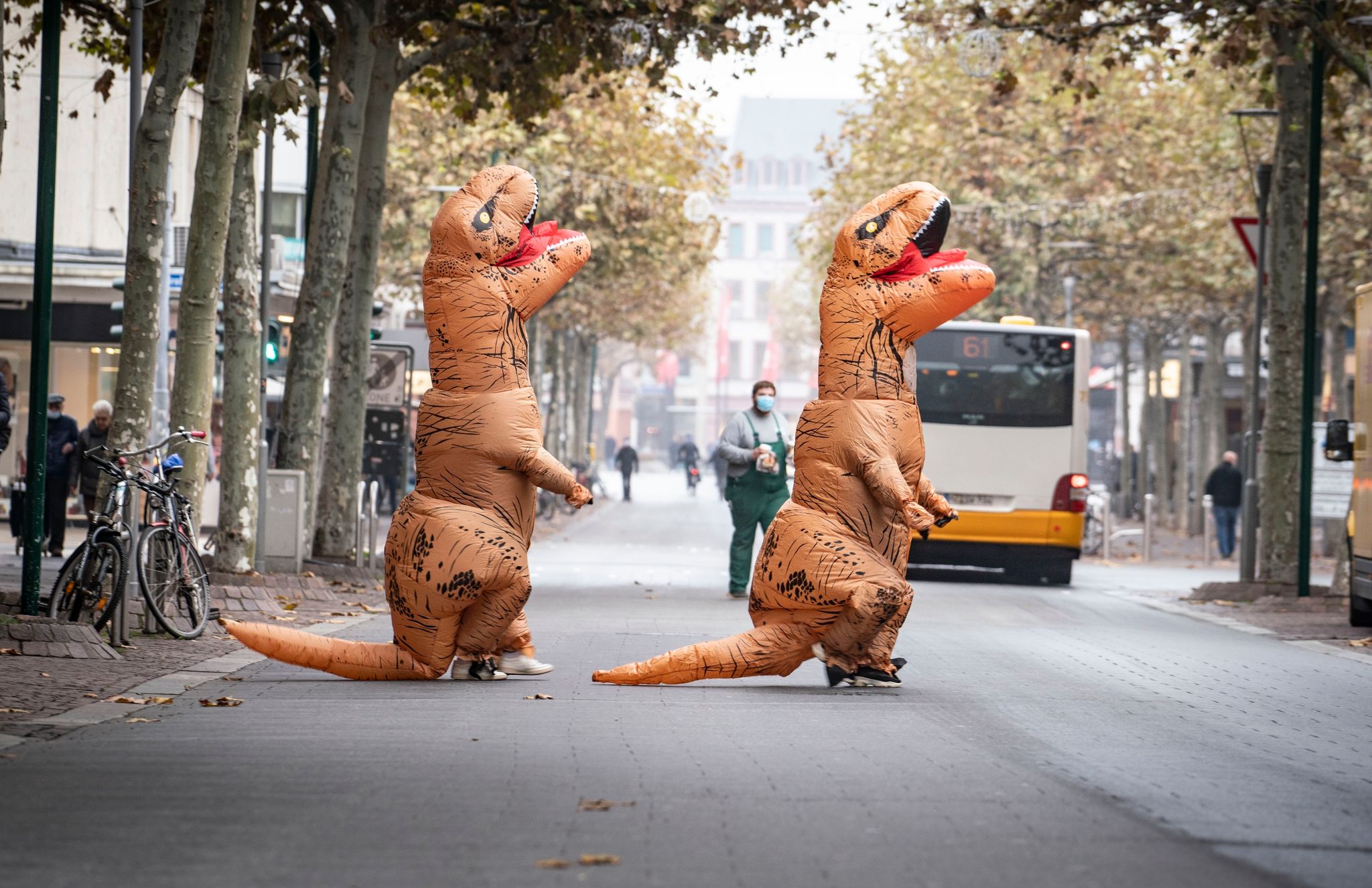 Dino-Duo extrem: Doch auch mit nicht ganz so opulenten Karnevalskostümen sollte man besser nicht ans Autosteuer.