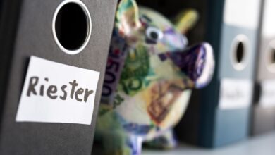 Damit bei Schulden das Riester-Vermögen vor einer Pfändung geschützt ist, sollte ein Dauerzulagenantrag für förderfähige Beiträge gestellt werden.