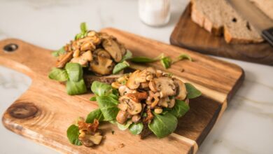 Pilze werden als natürlicher Fleischersatz immer populärer. Statt einer Wurststulle, kann man die Brotscheibe auch mit Champignons, getrockneten Tomaten und Feldsalat belegen.