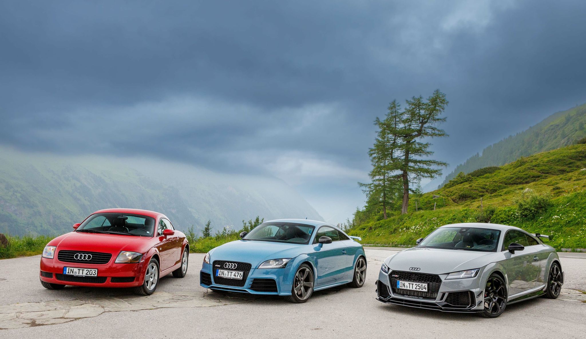 Trio mit Charme: Den designorientierten Audi TT haben viele Autofans seit der ersten Generation (links) in ihr Herz geschlossen.