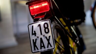 Wer nach dem 1. März noch mit dem schwarzen Versicherungskennzeichen unterwegs ist, macht sich strafbar und hat keinen Versicherungsschutz mehr.