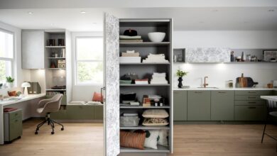 Für mehr Stauraum: Hohe Regalmöbel ermöglichen eine optische Trennung verschiedener Lebensbereiche, zum Beispiel bei der Wohnküche mit Homeoffice.