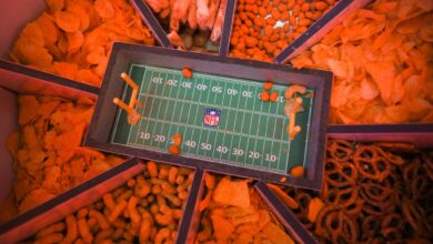 Mittagsschlaf und Koffein-Verzicht: Es gibt Tricks, wie NFL-Fans die kurze Superbowl-Nacht gut überstehen.