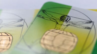 Die Erhöhung des Krankenkassen-Zusatzbeitrags wirkt sich in der monatliche Rentenzahlung bei gesetzlich versicherten Rentnerinnen und Rentnern erst zwei Monate später aus.