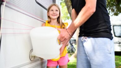 Um den Spritverbrauch zu minimieren, empfiehlt es sich, den Frischwassertank im Wohnmobil nur nach aktuellem Bedarf zu füllen.