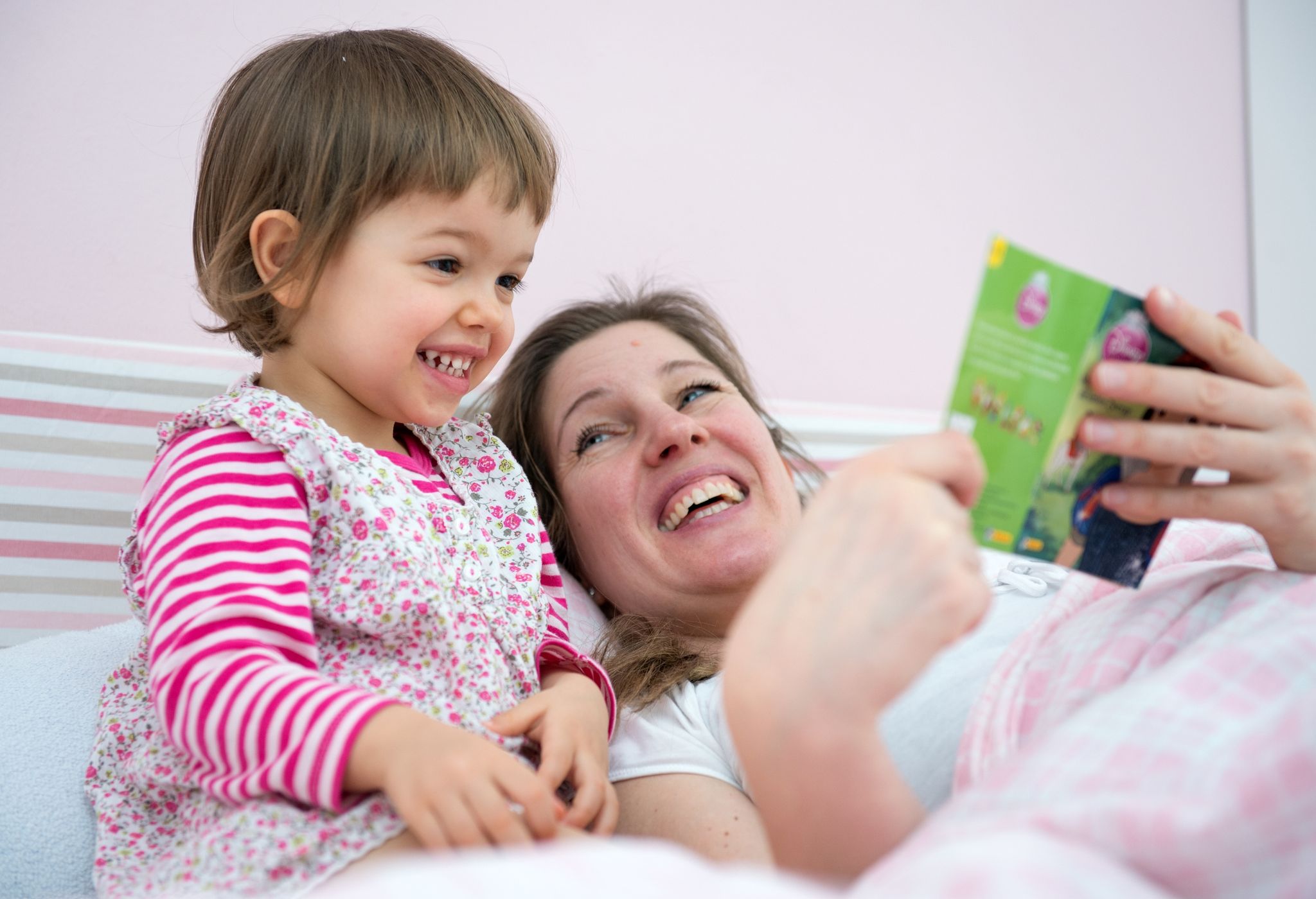 Gelesen wird im Bett gemeinsam, wo das Kind dann letztendlich schläft, ist gar nicht mal so entscheidend.