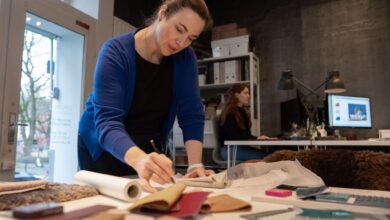 Kreativer Kopf: Mit schnellen Strichen zeichnet Innenarchitektin Simone Jüschke einen ersten Entwurf für einen Innenausbau.