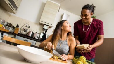 Schnippeln und flirten: Beim Koch-Dating hat man gleich ein Thema und kann Eigenheiten des Dates beobachten - ein guter Indikator, um zu schauen, ob man mehr will.