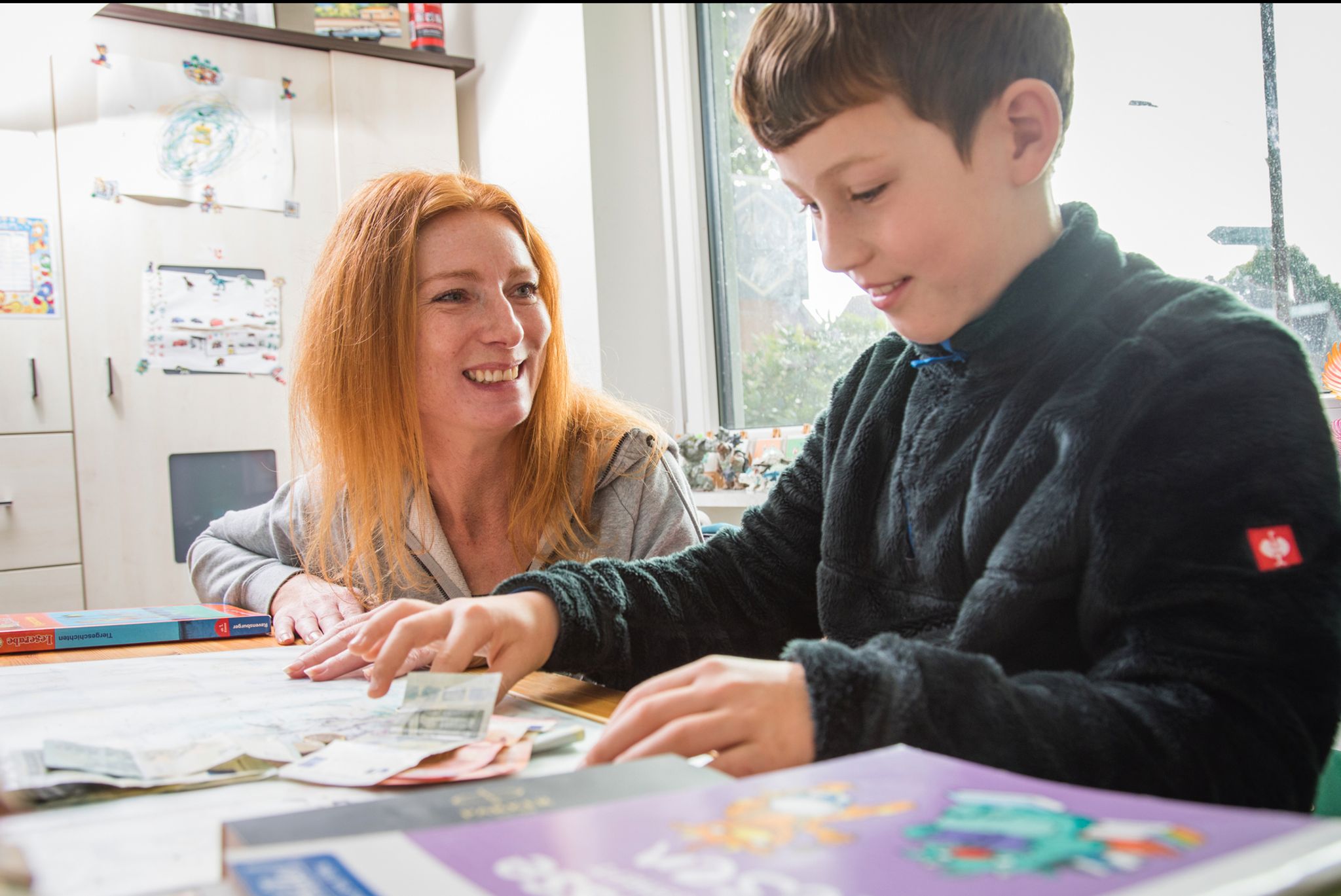 Früh übt sich: Wenn Eltern ihre Kinder beim Umgang mit Geld an die Hand nehmen, haben sie bessere Startvoraussetzungen.